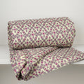 Plaid coton matelassé imprimé floral losanges 130x180 cm Ib Laursen, roulé montrant le motif fleuri rose et mauve