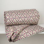 Plaid coton matelassé imprimé floral losanges 130x180 cm Ib Laursen, roulé montrant le motif fleuri rose et mauve