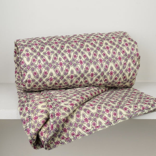 Plaid coton matelassé imprimé floral losanges 130x180 cm Ib Laursen, roulé montrant le motif fleuri rose et mauve