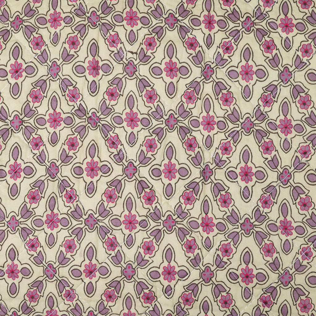 Gros plan sur le motif losanges fleuris rose et mauve du plaid coton matelassé Ib Laursen 130x180 cm