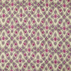 Gros plan sur le motif losanges fleuris rose et mauve du plaid coton matelassé Ib Laursen 130x180 cm