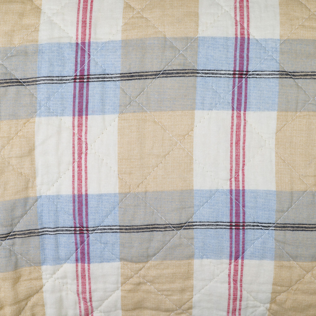 Gros plan sur le tissage écossais du plaid coton matelassé Ib Laursen 07938-00, carreaux beige bleu et prune 130x180 cm