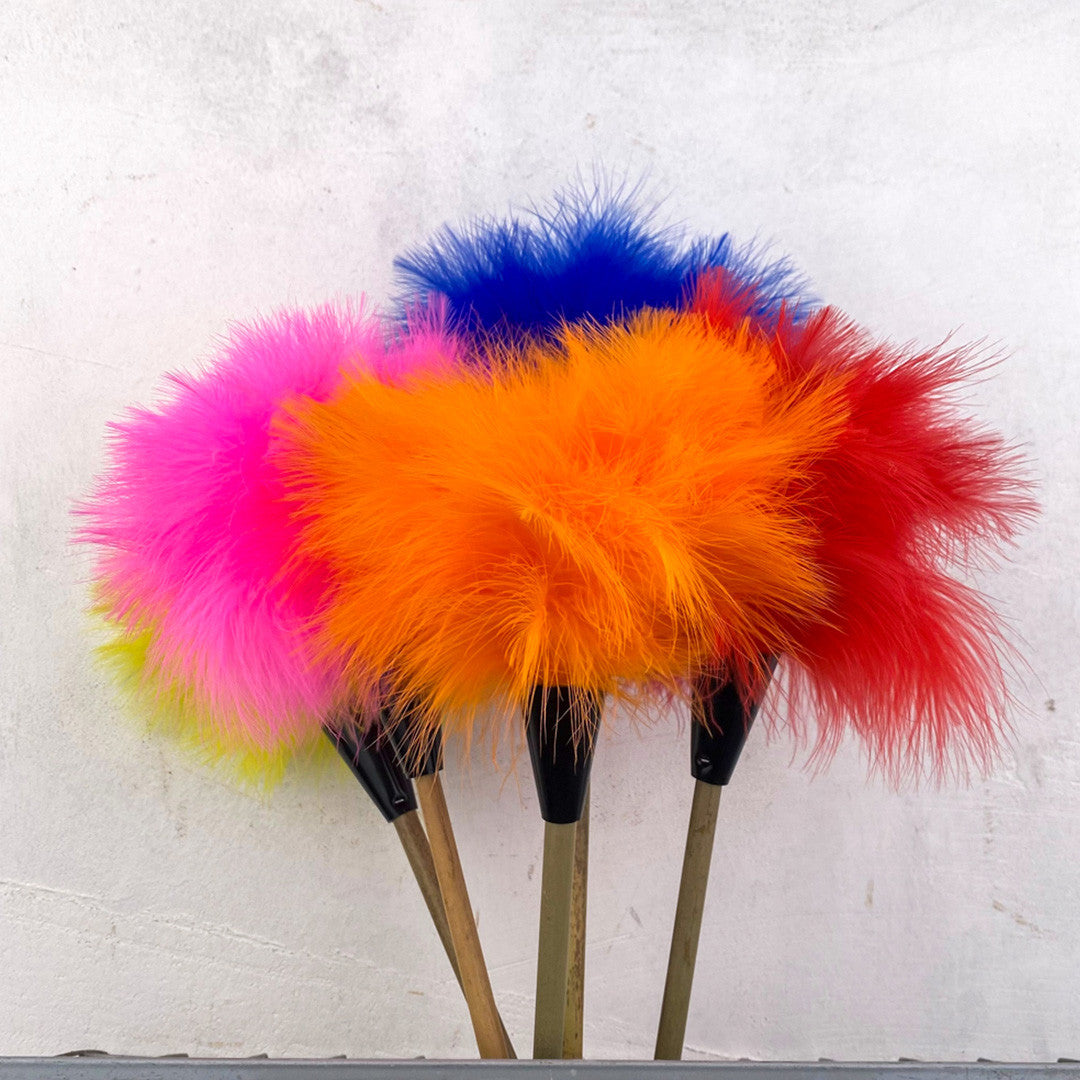 Plumeau en jonc et plumes colorées