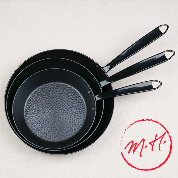 Lot de trois poêles en acier nitruré compatibles induction, fond martelé, cuisson à vive chaleur
