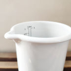 Pot mesureur émail blanc