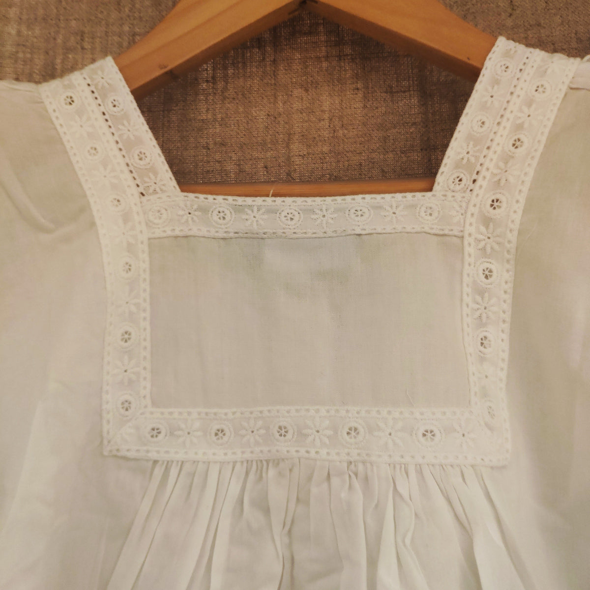 Robe blanche à manches courtes
