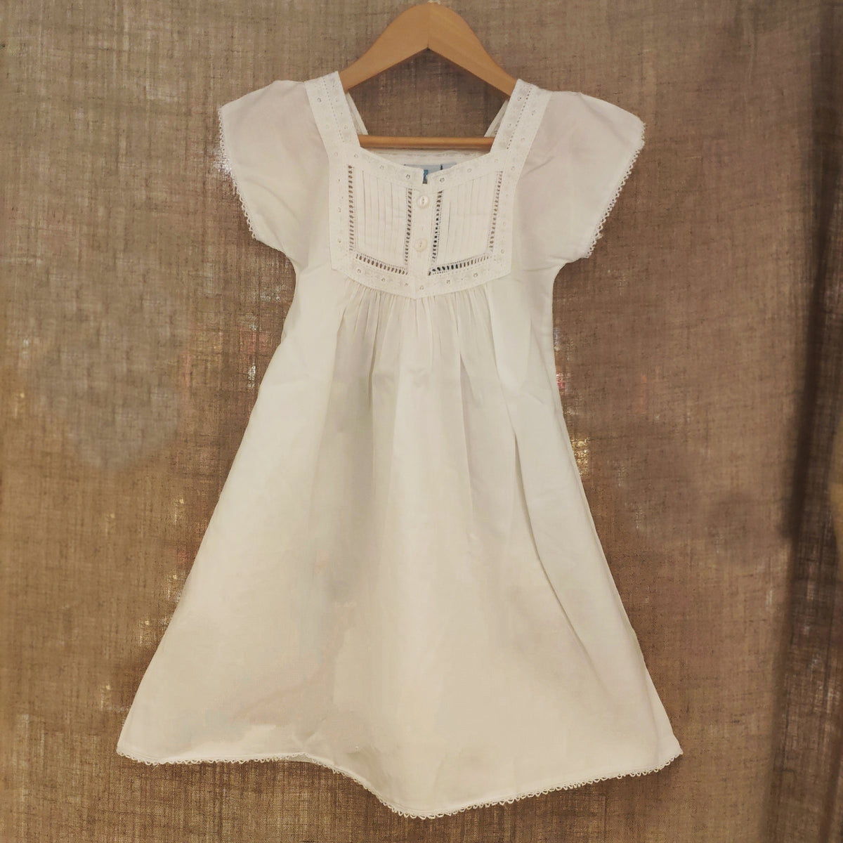 Robe blanche à manches courtes