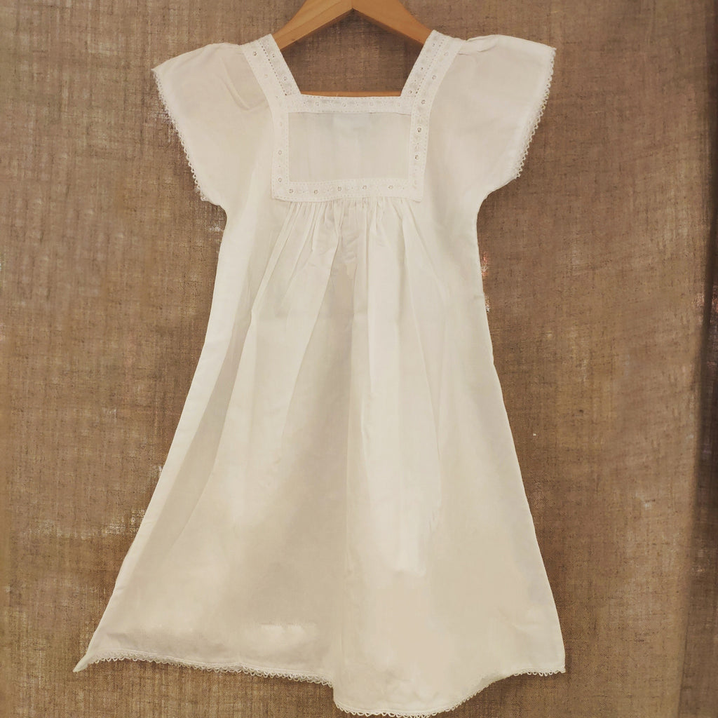 Robe blanche à manches courtes