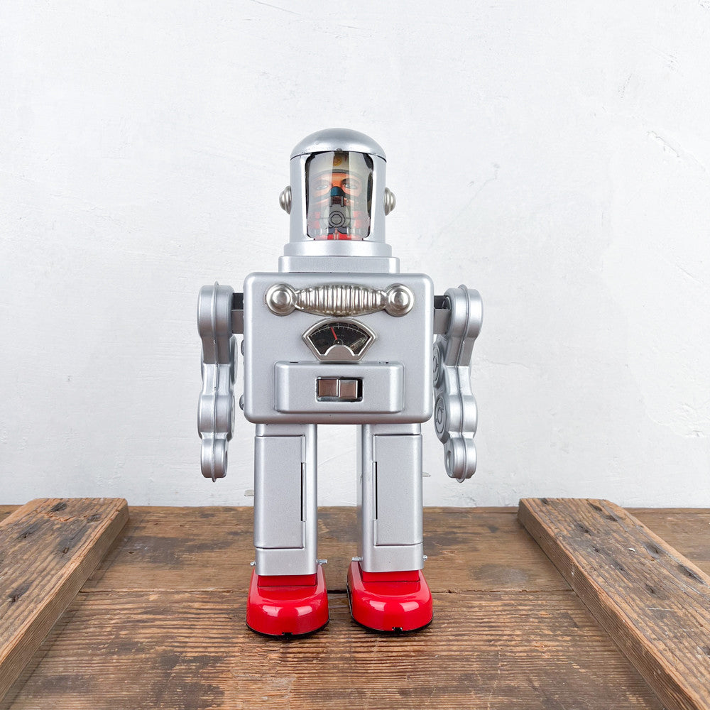 Robot spaceman géant