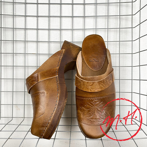 Sabots bretons en cuir embouti
