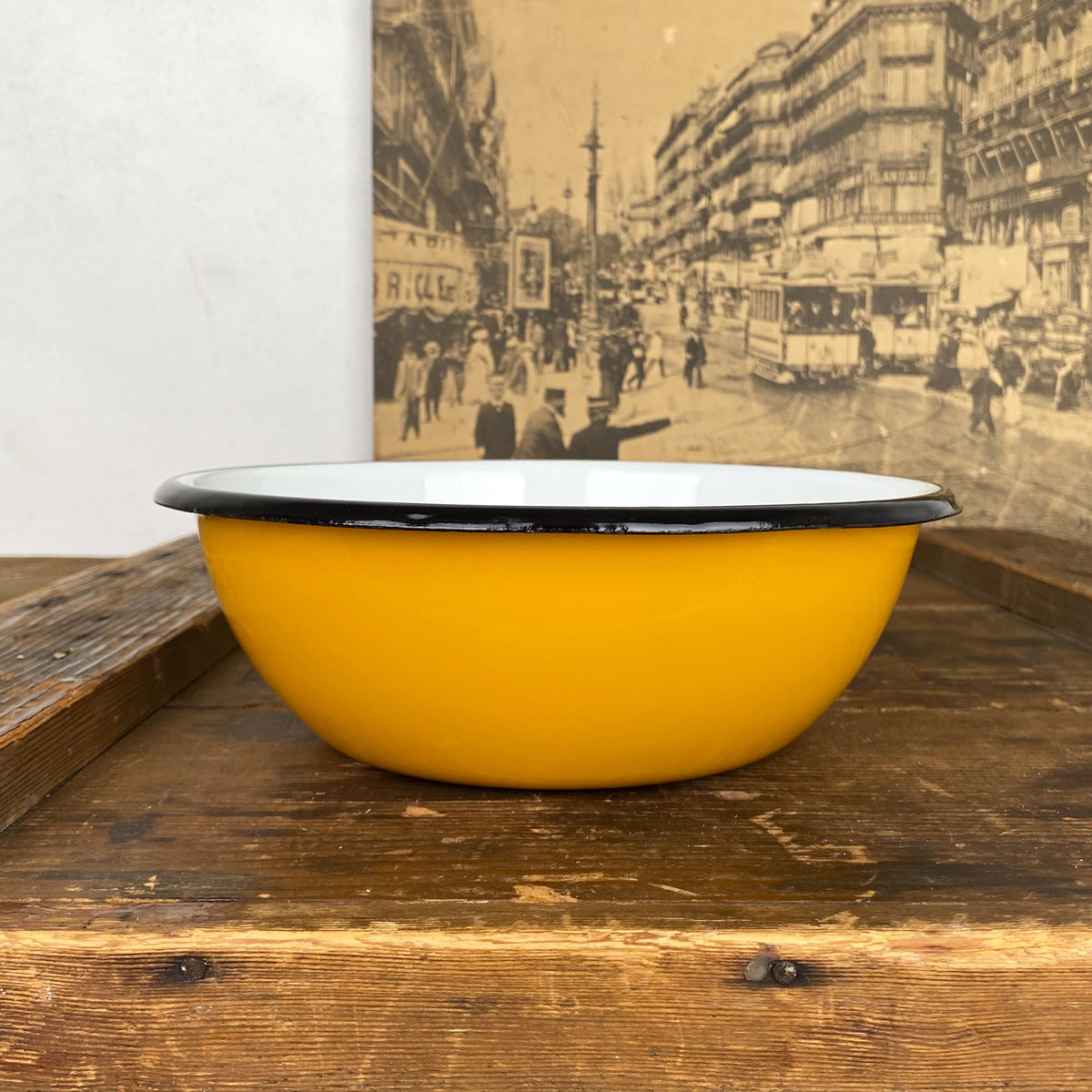 Saladier en émail coloré