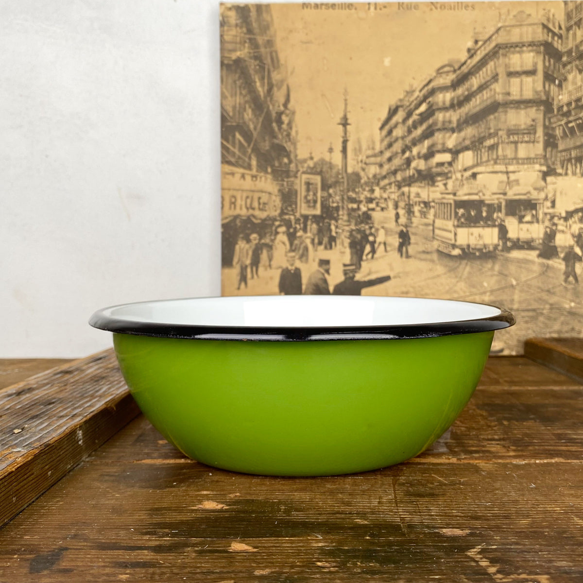 Saladier en émail coloré