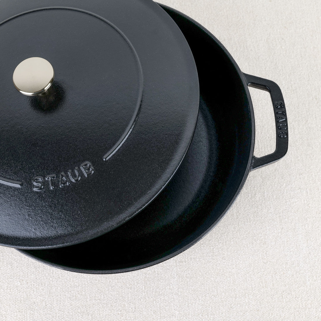 Sauteuse en fonte noir mat Staub