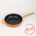Sauteuse en fonte émaillée Le Creuset 28 cm coloris Volcanique avec manche bois, fabrication française, compatible induction