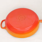 Dessous de la sauteuse fonte émaillée Le Creuset 28 cm Volcanique avec marquage Made in France en relief