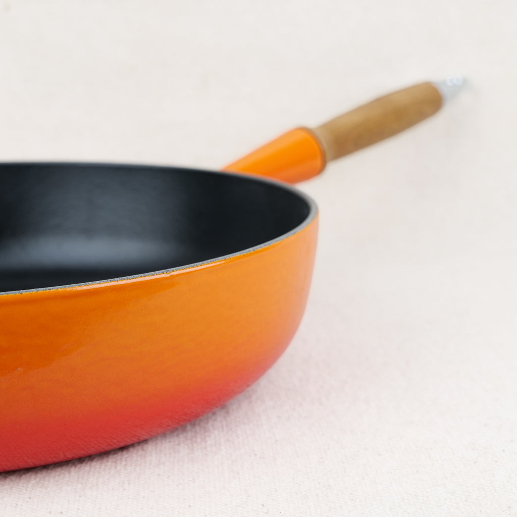 Poêle haute fonte émaillée Le Creuset 28 cm coloris Volcanique, intérieur noir mat et manche bois, fabrication française