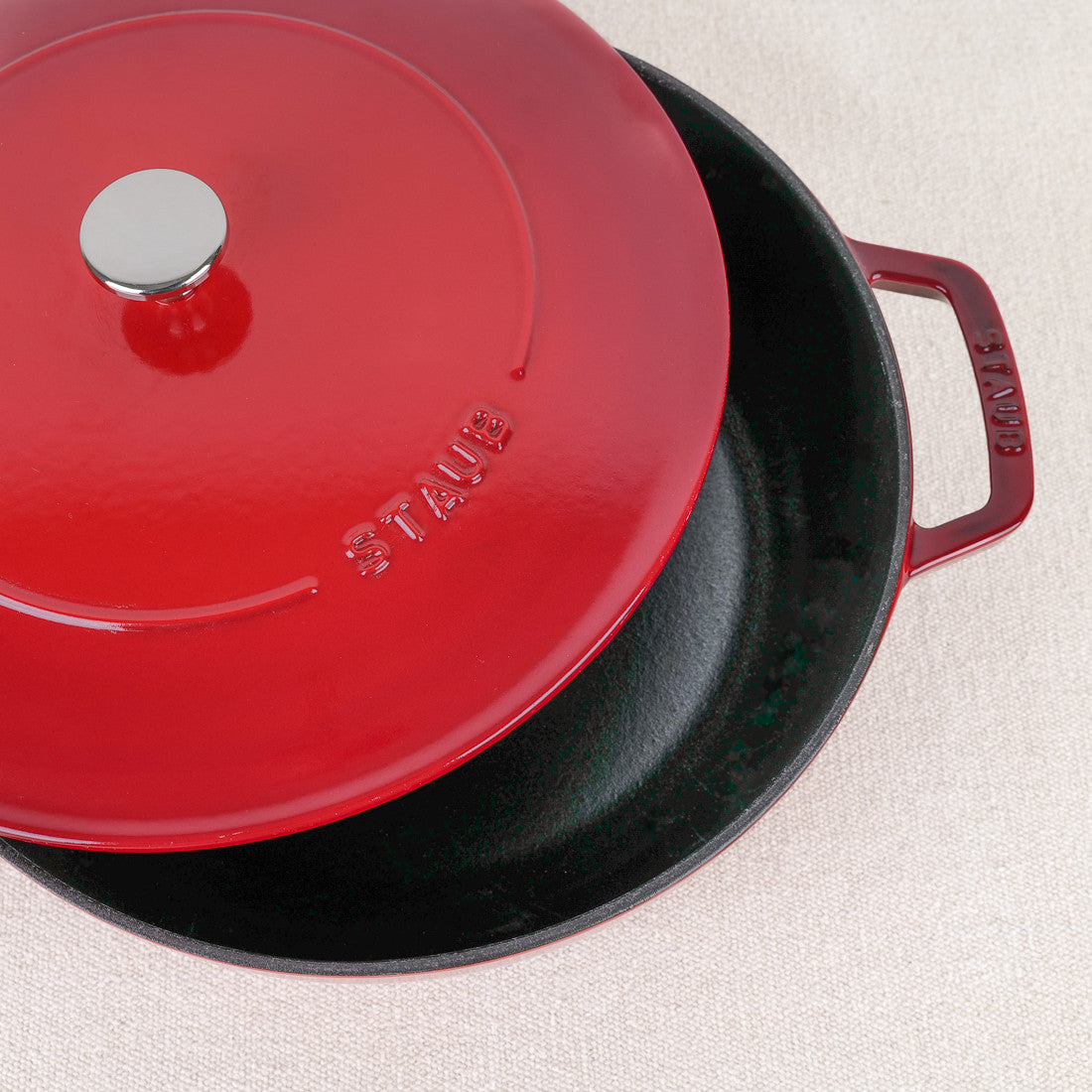 Sauteuse ronde en fonte cerise