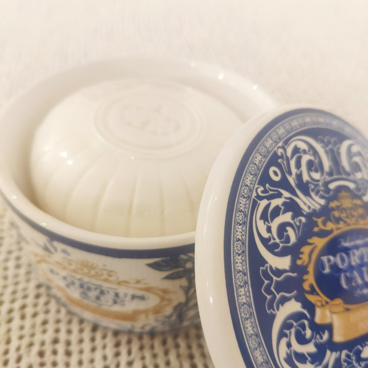 Savon en boîte bleu et or