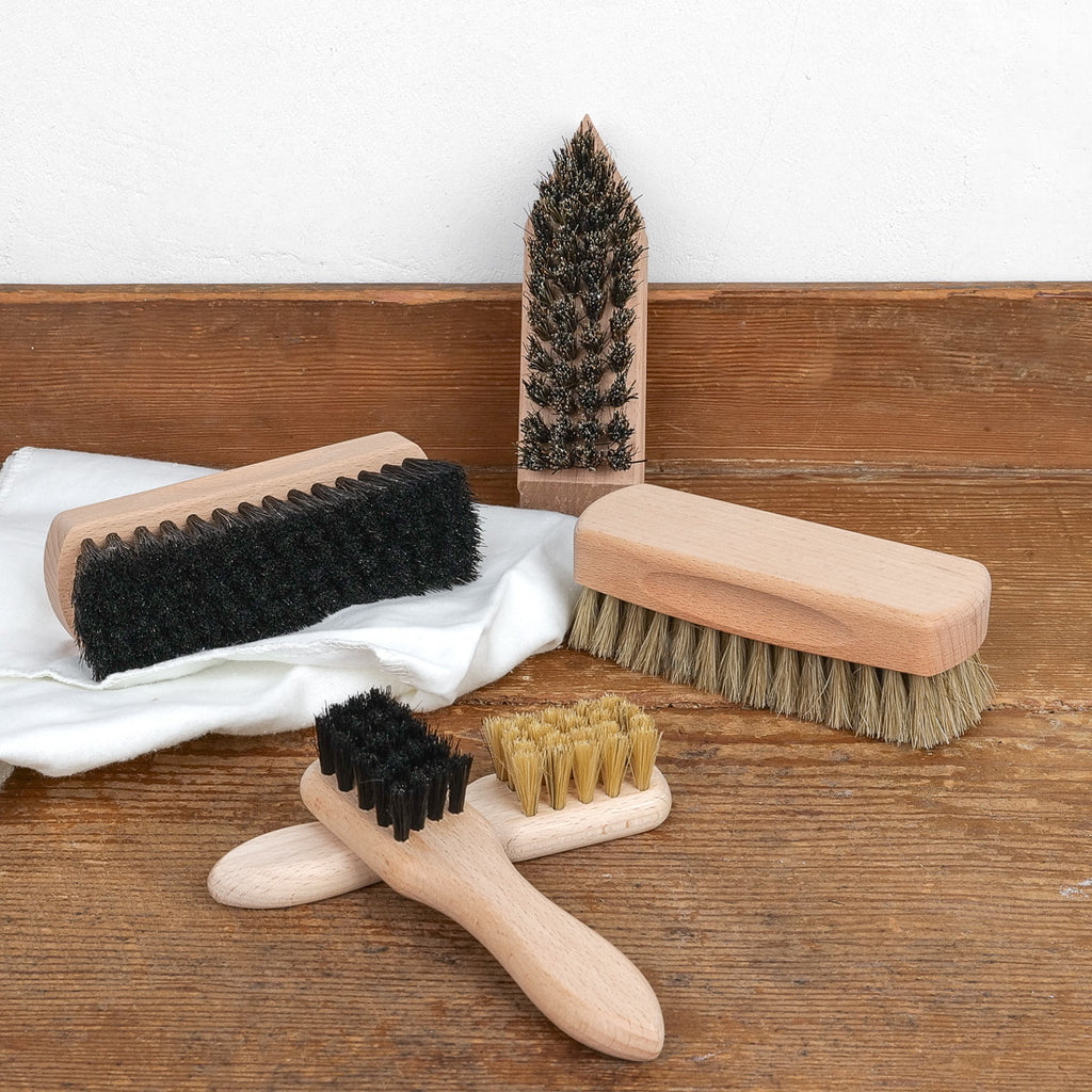 Set of 5 shoe polishing brushes