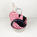 Set de pâtisserie pour enfant en acier inoxydable avec fouet, moule à tarte, rouleaux en bois et maniques vichy rouge et blanc