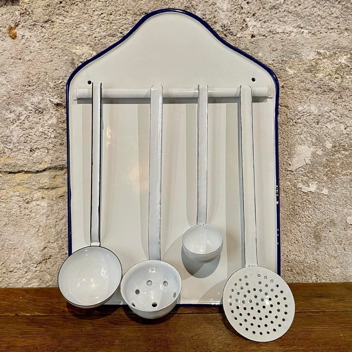 Enamel utensil holder with blue border