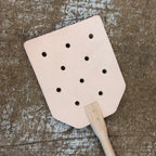 Tapette à mouches en cuir