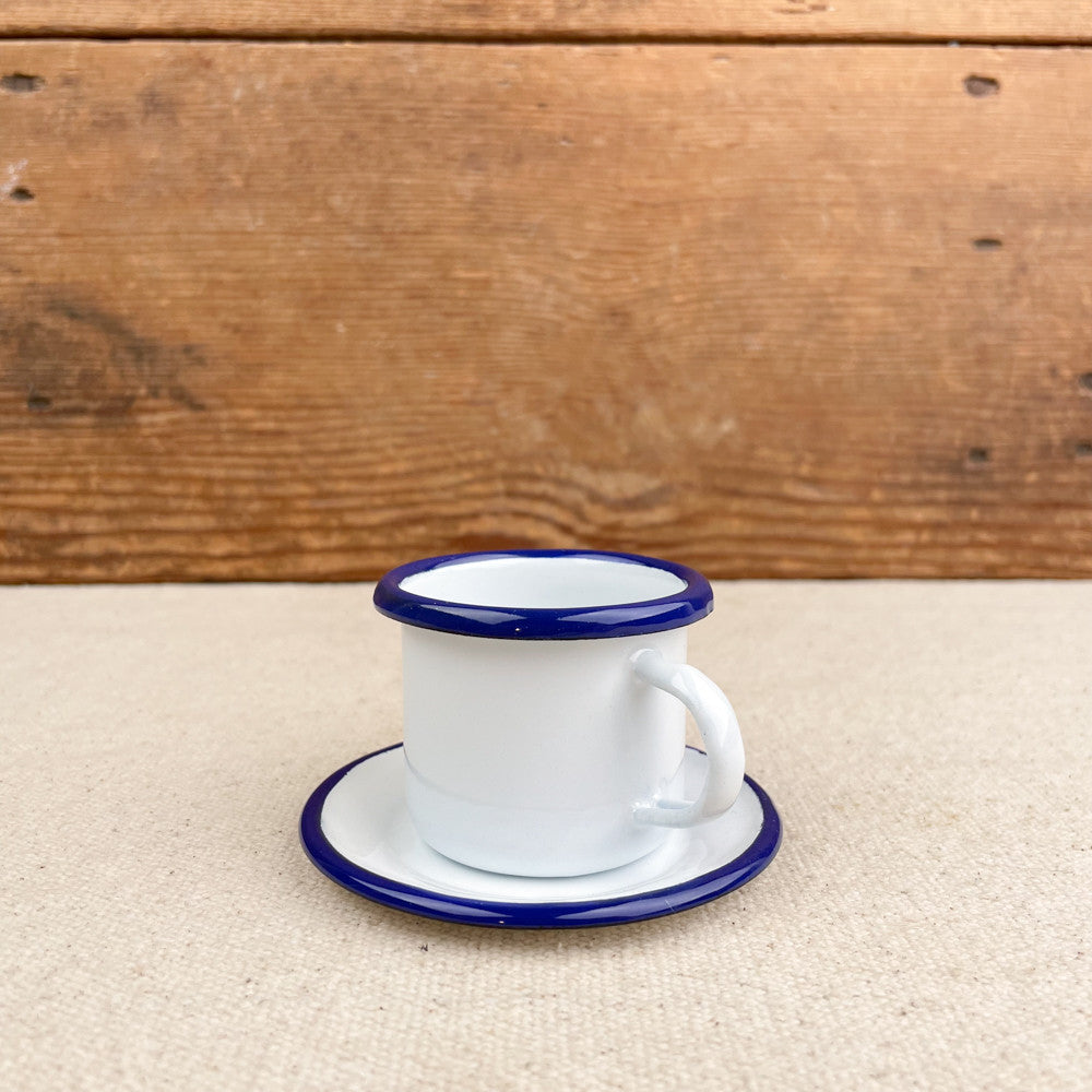 tasse en émail blanc