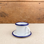 tasse en émail blanc
