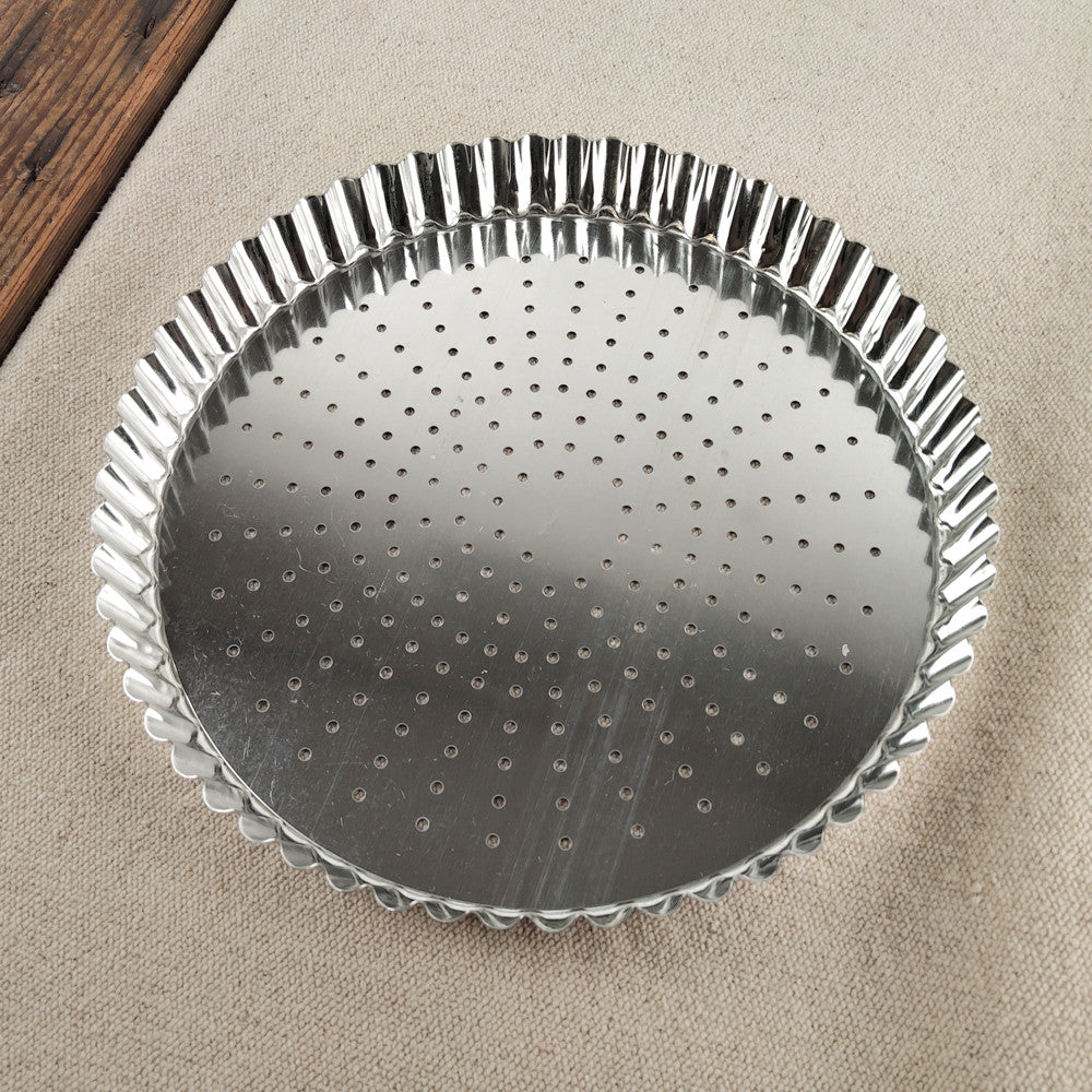 Tourtière perforée en fer blanc