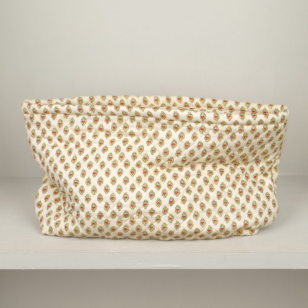 Quilted cotton toiletry bag with zip, 39 x 22 cm, cream with small red Provençal print