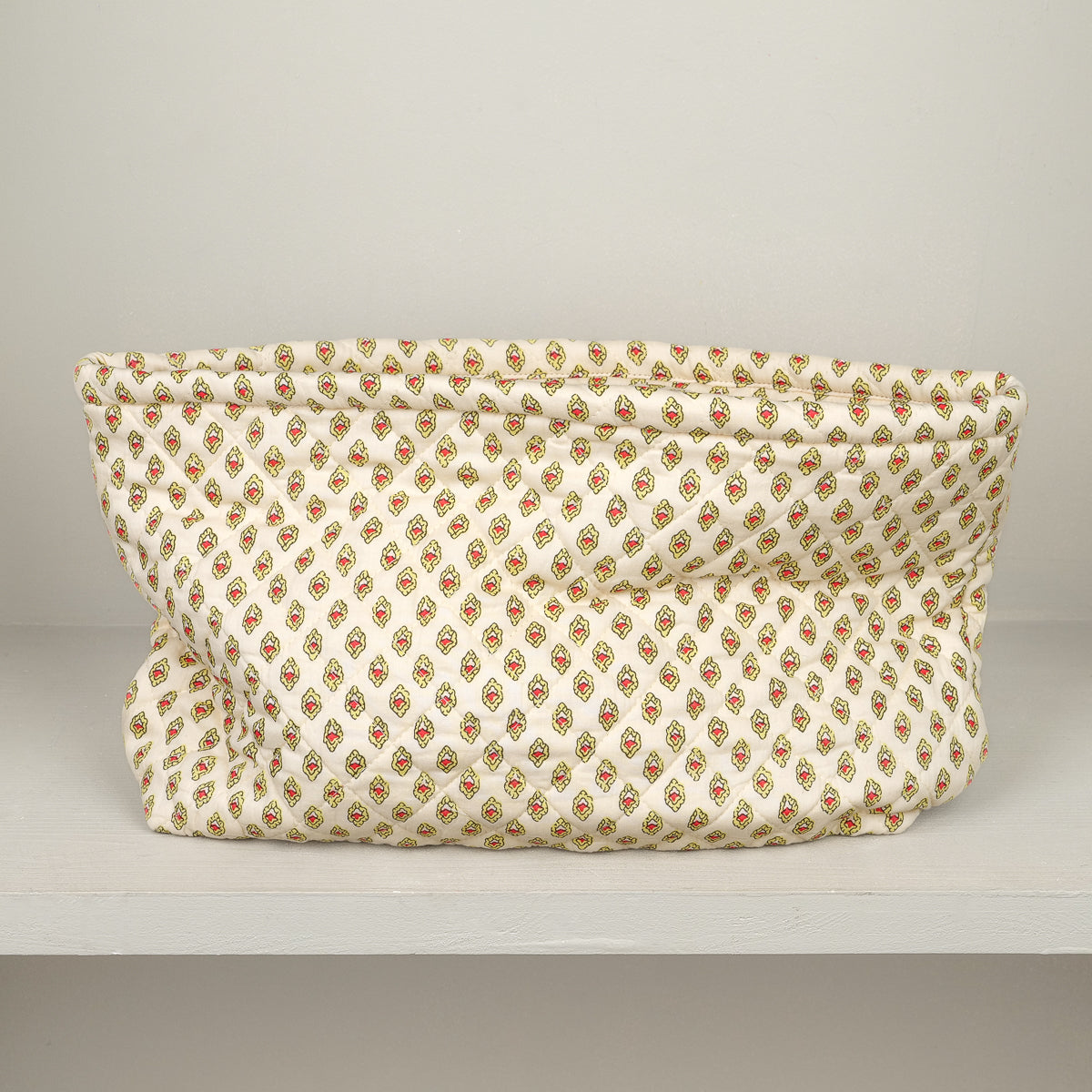 Quilted cotton toiletry bag with zip, 39 x 22 cm, cream with small red Provençal print