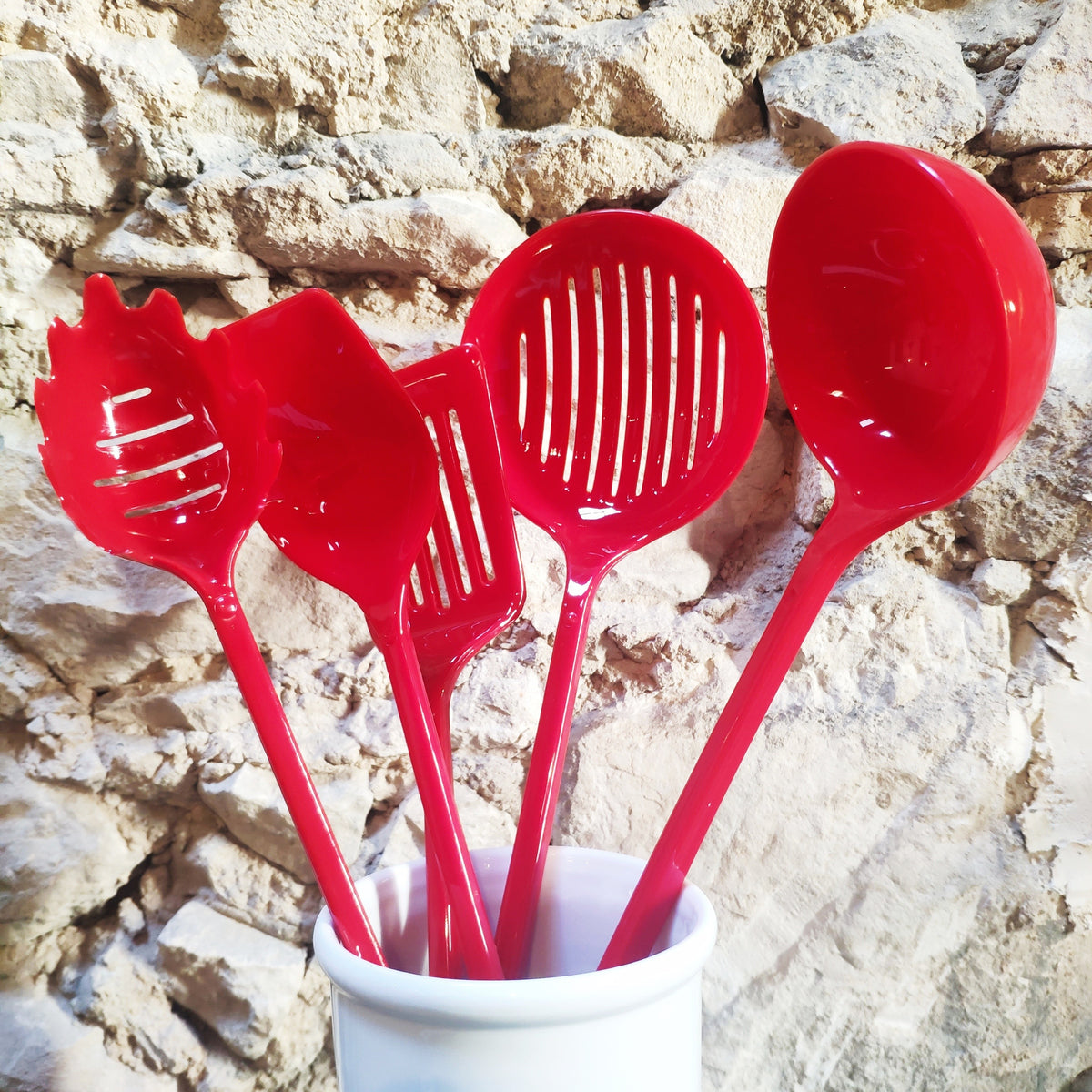 Ustensiles de cuisine rouges et fixation