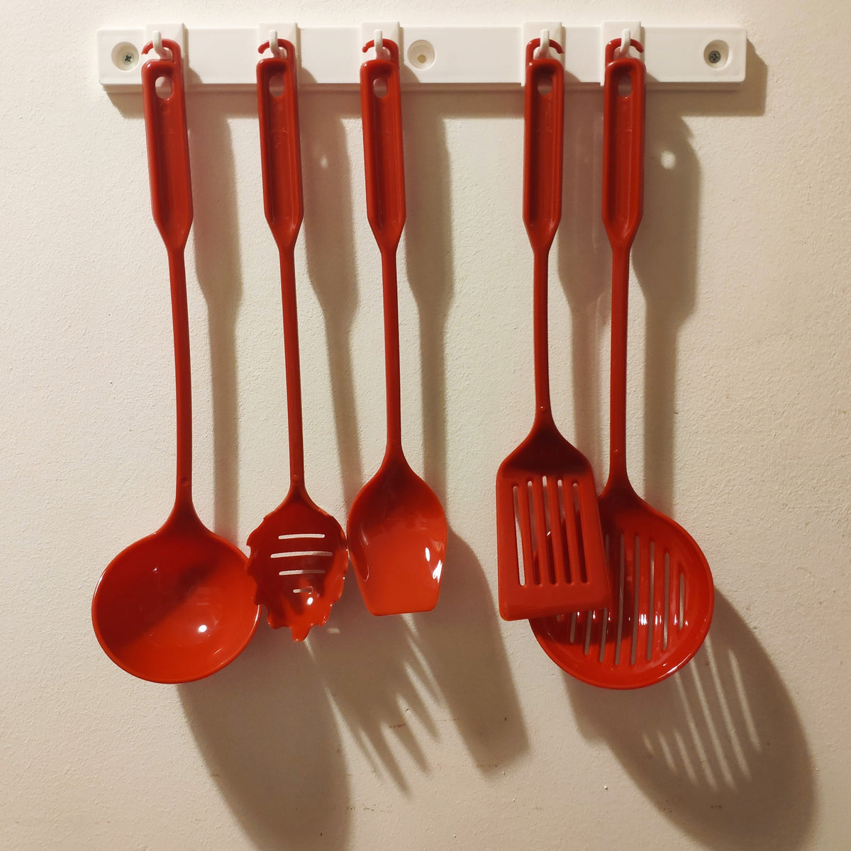 Ustensiles de cuisine rouges et fixation