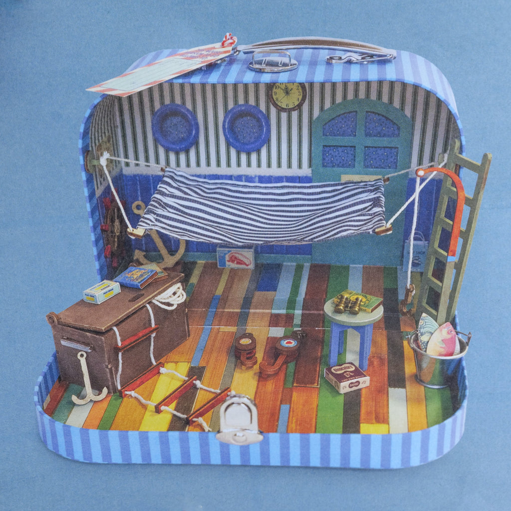 Valisette carton cabine de navire à installer, décor de marin avec hamac rayé et échelle, jeu créatif dès 4 ans