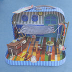 Valisette carton cabine de navire à installer, décor de marin avec hamac rayé et échelle, jeu créatif dès 4 ans