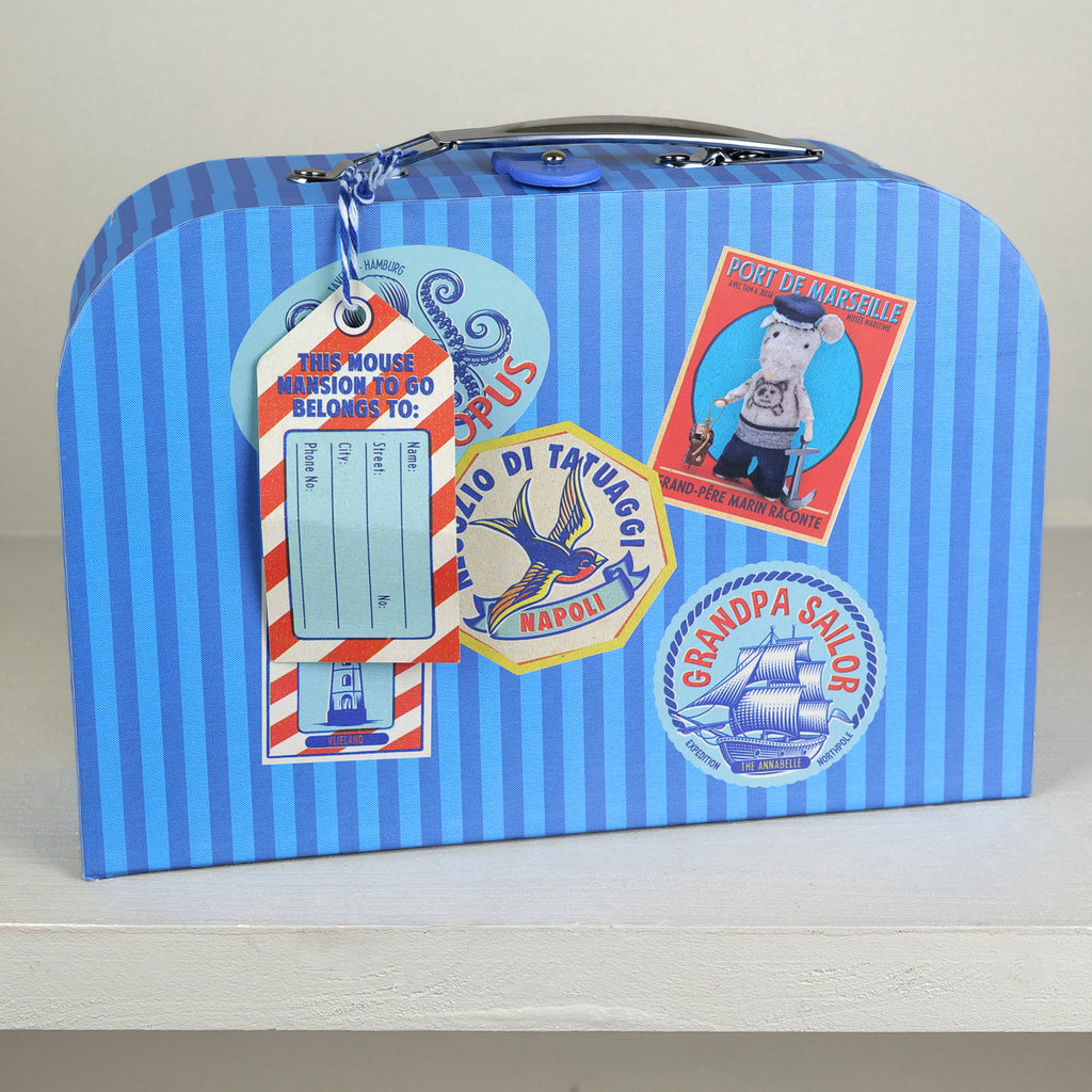 Valise carton cabine de marin bleue à rayures, décor autocollants Port de Marseille et Grandpa Sailor, dès 4 ans