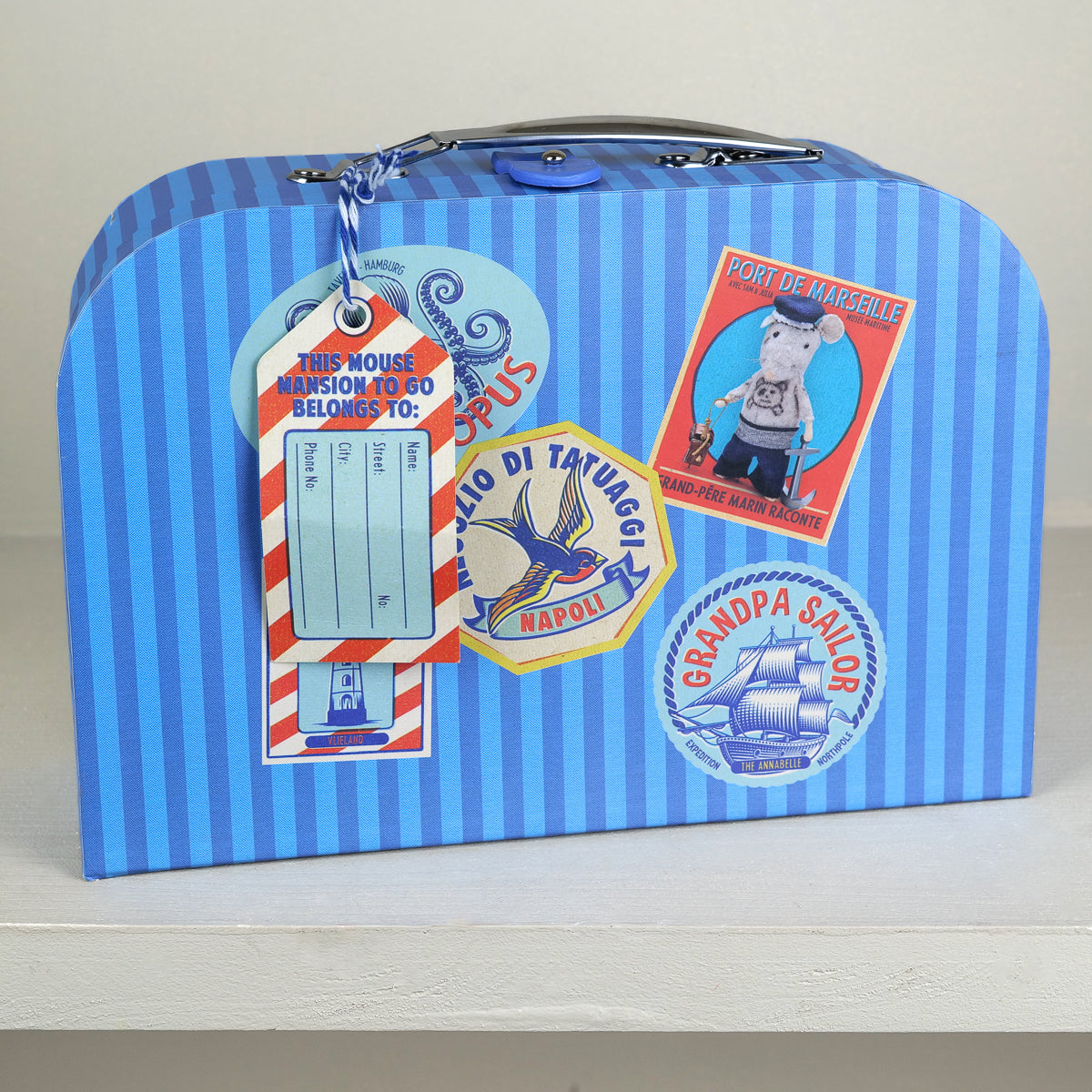Valise carton cabine de marin bleue à rayures, décor autocollants Port de Marseille et Grandpa Sailor, dès 4 ans