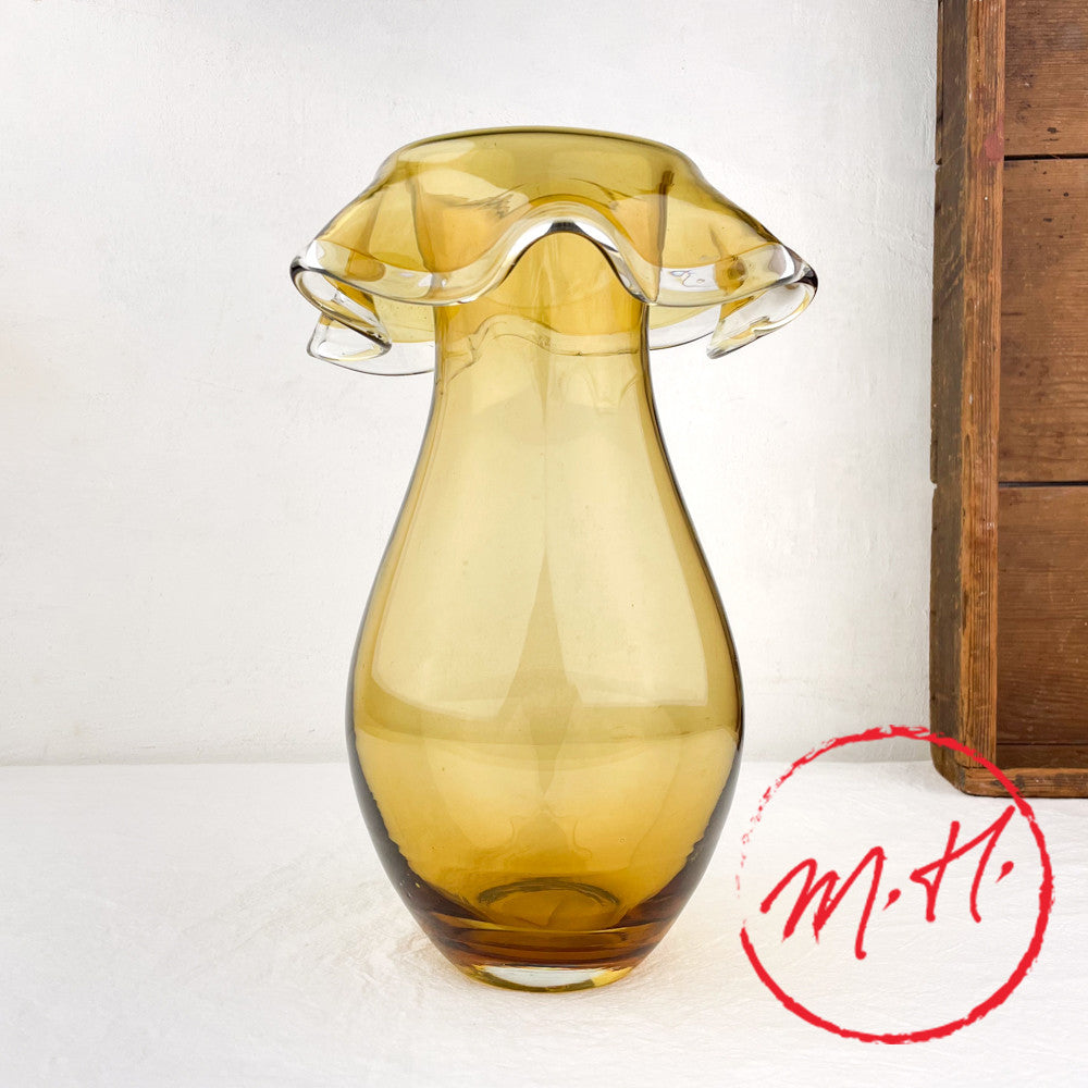 Vase en verre soufflé à collerette ambré