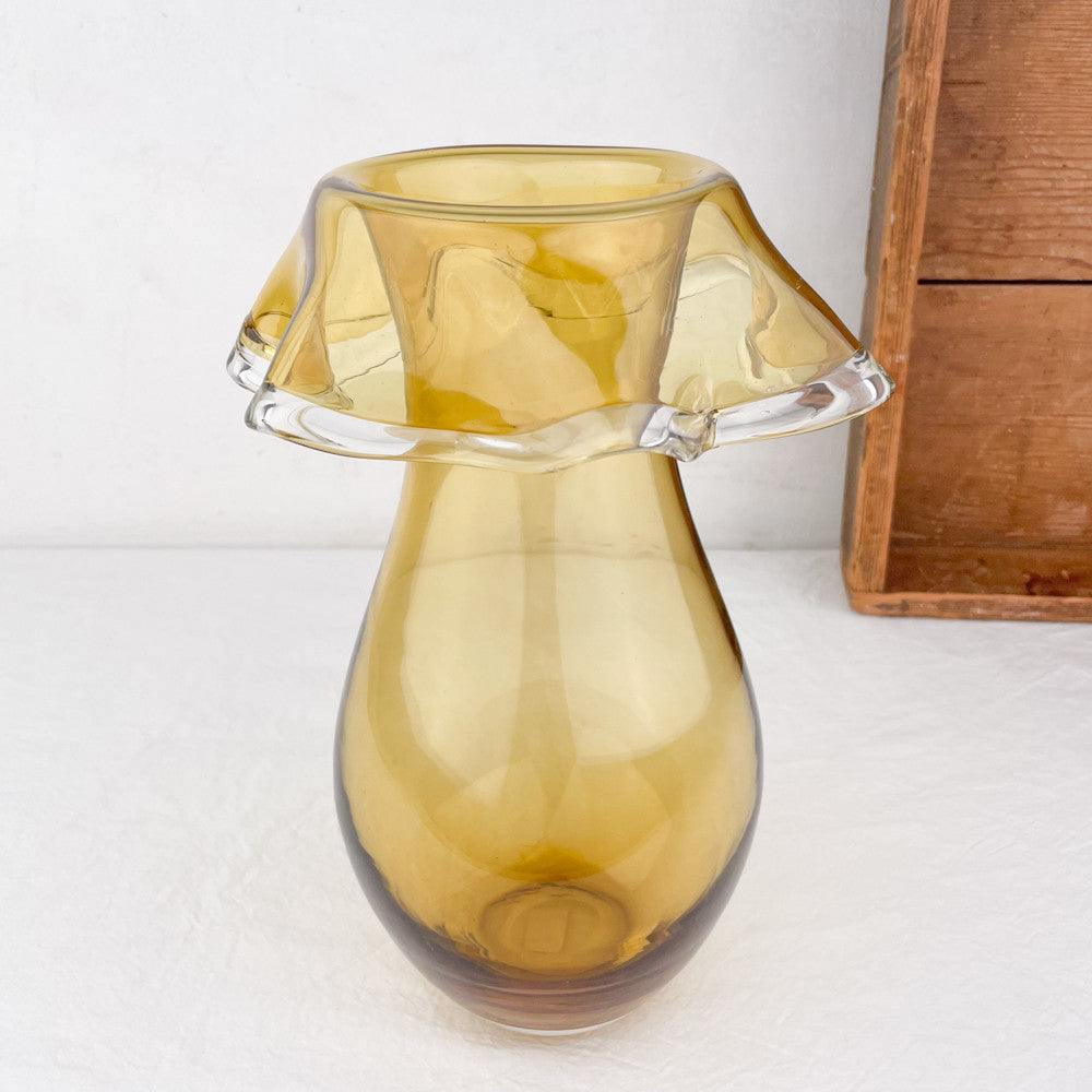Vase en verre soufflé ambre portugais